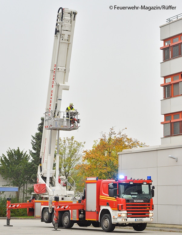 Diese 53-Meter-Hubrettungsbühne (HRB) zählt zum Fuhrpark der Berufsfeuerwehr München.