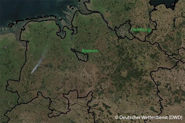 Satellitenbild vom 18. September 2018, 14.13 Uhr. Links ist die Rauchentwicklung des Moorbrands gut zu erkennen.