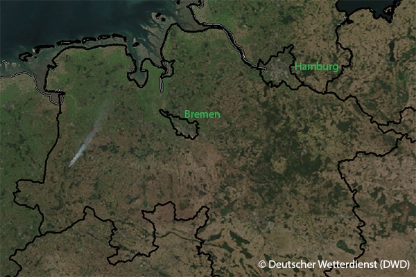 Satellitenbild vom 18. September 2018, 14.13 Uhr. Links ist die Rauchentwicklung des Moorbrands gut zu erkennen.