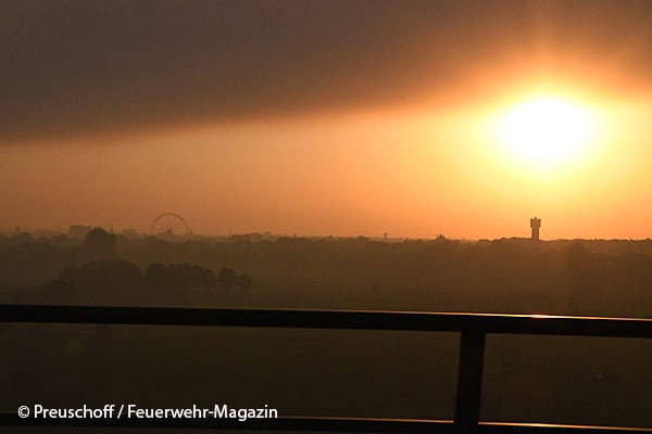 Auswirkungen des Moorbrandes bei Meppen: Rauchwolke über dem rund 100 Kilometer entfernten Oldenburg (NI).