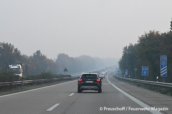 Die Rauchentwicklung war auch auf der Autobahn 29 deutlich sichtbar.