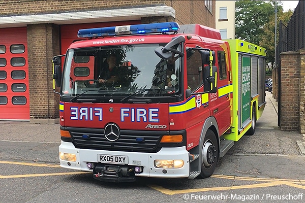 Wo in Deutschland "Feuerwehr" steht, lautet die Beschriftung "Fire": Einsatzfahrzeug der London Fire Brigade (UK).