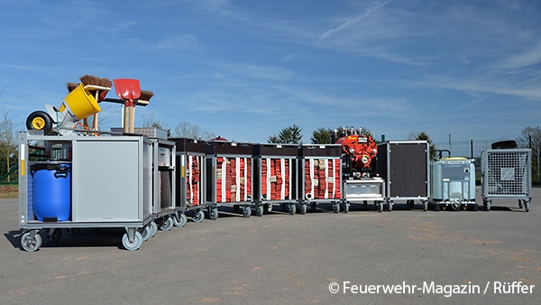 Diese neun Rollcontainer befinden sich ständig auf dem Fahrzeug. 