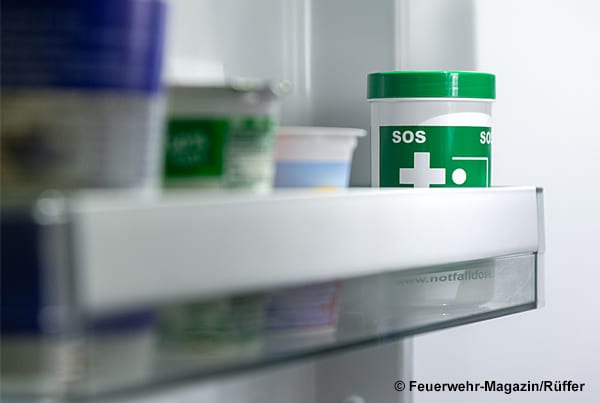 Eine Notfalldose im Kühlschrank liefert Notfallmedizinern  überlebenswichtige Informationen