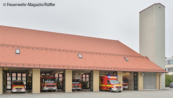 RTW rückt aus der Feuerwache 7 Milbertshofen der Berufsfeuerwehr München aus. Weitere Einsatzfahrzeuge im Bild: ELW 1, zwei HLF 20/16 und eine DLAK 23/12.