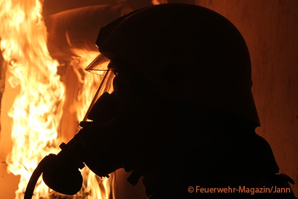 Atemschutgeräteträger Feuerwehr vor Flammen