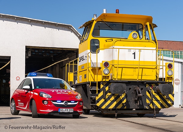 Opel Adam und Rangierlokomotive