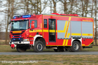 Rüstwagen der Feuerwehr in Fahrt