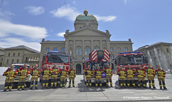 Die Berufsfeuerwehr Bern vor dem Bundeshaus.