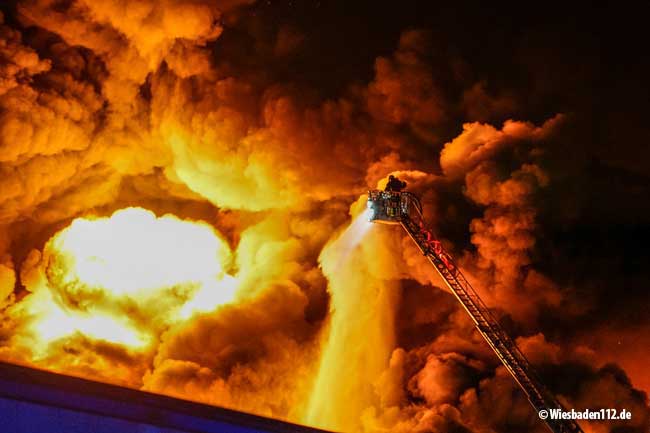 Lagerhallenbrand fordert die Feuerwehr in Groß-Gerau