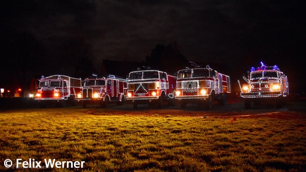 Geschmückte DDR-Oldtimer der Feuerwehr