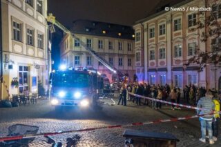 Schaulustige erschweren Brandbekämpfung der Feuerwehr Bamberg