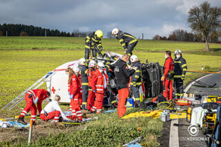 Feuerwehrleute retten den eingeklemmten Fahrer eines RTW.