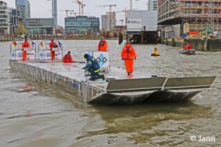 Neue Pontons für den Katastrophenschutz auf fahrt im Hamburger Hafen