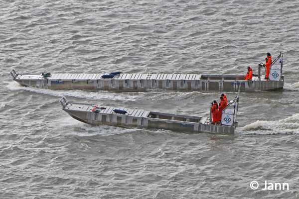 Zwei Pontons sind als Boote unterwegs