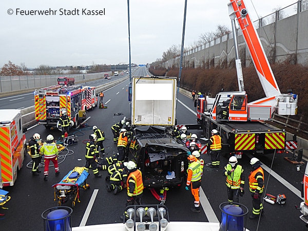 Manche Freuerwehrleute nutzen Autodachaufsetzer, um schneller zur  Feuerwache zu kommen