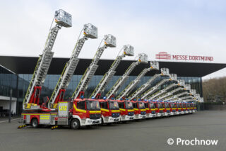 13 neue Drehleitern für die Feuerwehr Dortmund vor den Westfalenhallen
