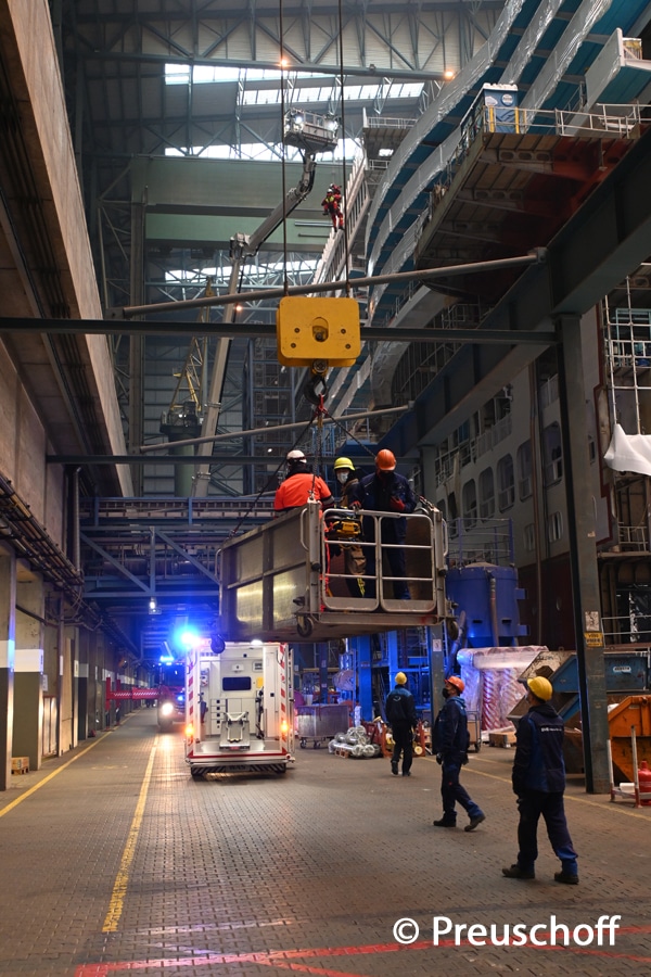 Übungseinsatz in der Dockbauhalle mit Teleskopmastbühne und Rettungskorb