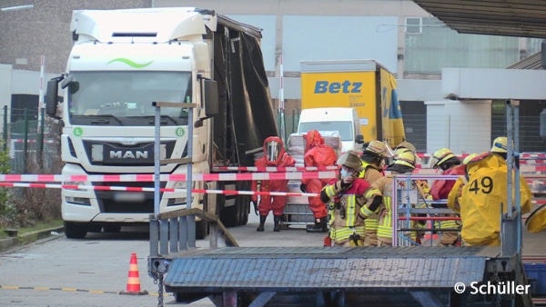 Einsatzkräfte der Feuerwehr Düsseldorf bei einem Gefahrguteinsatz auf einem Speditionsgelände