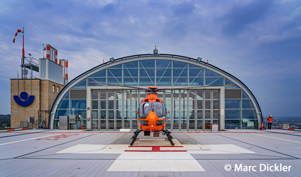 Vom Dach der BGU Frankfurt hebt Christoph 2 ab: Das 2018 erneuerte, supermoderne Landedeck liegt auf dem Dach der Klinik im 13. Stock.