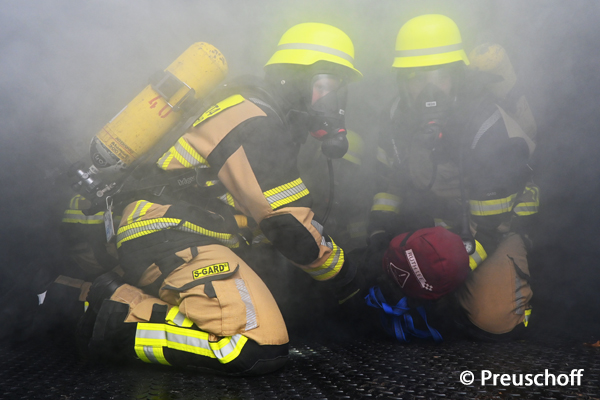 Atemschutztrupp der Werkfeuerwehr Meyer Werft in der Atemschutz-Übungsstrecke