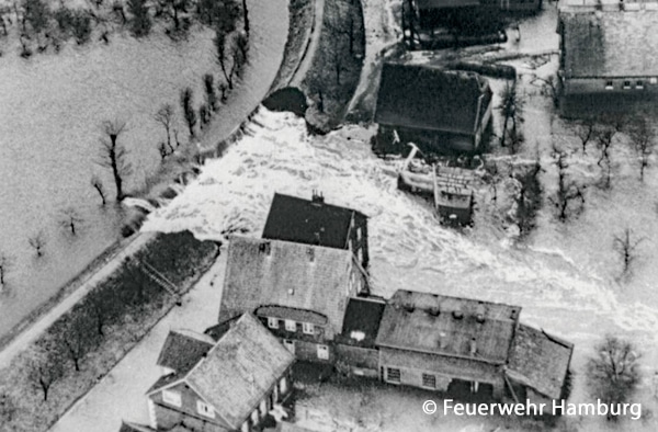 Flut 1962 in Hamburg. Der Neuenfelder Deich ist gebrochen.