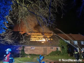 Feuerwehrleute bekämpfen einen Brand in einer Scheune in Geeste