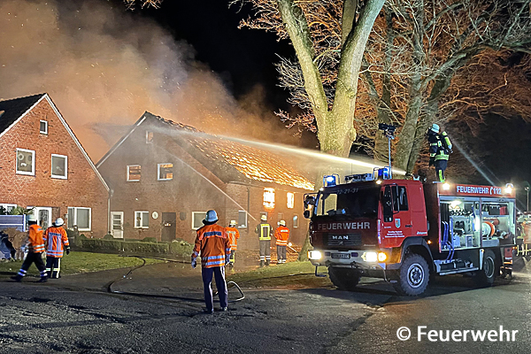 Ein Tanklöschfahrzeug bekämpft einen Stallbrand in Groß Meckelsen.