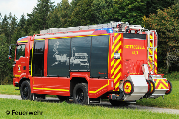 Das Motiv auf den Seitenwänden des Aufbaus. Als ehemaliger Klosterort wollte die Feuerwehr hier Bezug nehmen. Es zeigt die Pfarrkirche Sankt Anna, den Kalvarienberg sowie Teile der ehemaligen Klosteranlage.