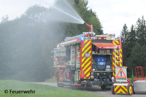 Auf dem Dach des Aufbaus ist ein Wasserwerfer vom Typ RM24M montiert. Er leistet 3.00 l/min bei 10 bar. Hinter dem Fahrzeug stehen die Haspel zur Verkehrssicherung sowie die Leerhaspel.