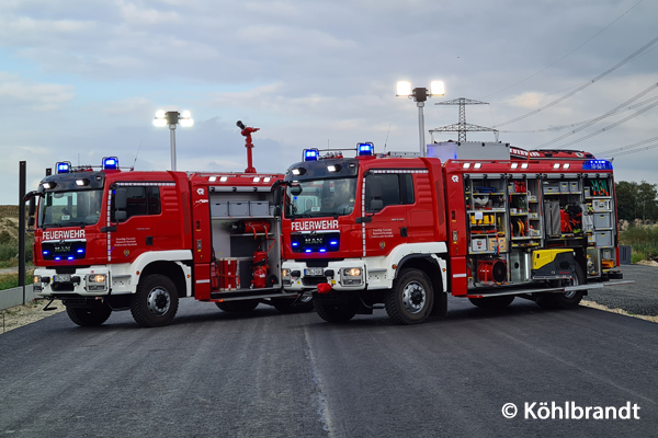 Ein TLF 4000 (links) sowie einen Rüstwagen erhielt die FF Buxtehude von Rosenbauer in AT-Bauweise. Als Fahrgestell dient jeweils ein MAN TGM 18.340 4x4.