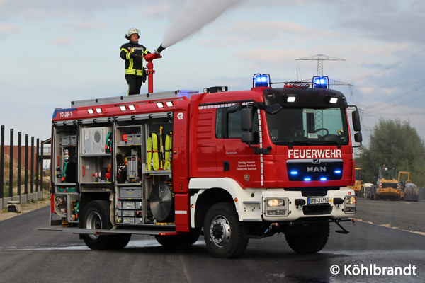 Beim TLF ist auf dem Dach ein ALCO-Werfer montiert, der 3.000 Liter Wasser pro Minute abgibt. An der Stoßstange befinden sich zudem zwei D-Abgänge für eine Brandbekämpfung oder den Fahrzeugselbstschutz.