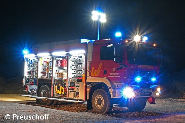 Der neue RW der Schwerpunktfeuerwehr Westerstede stammt von Lentner und basiert auf einem MAN TGM 18.340 4x4. Neben zusätzlichen Arbeitsscheinwerfern auf der Kabine gehören auch Kreuzungsblitzer zur Ausstattung.