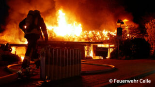 Bei Eintreffen der Feuerwehr Celle an einem Gartencenter steht das Gebäude in Vollbrand. Einsatzkräfte bereiten die Brandbekämpfung vor.