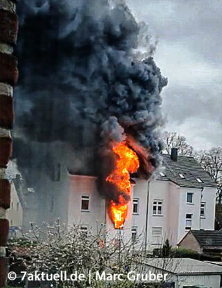 Massives Feuer in einem Wohnhaus in Recklinghausen, Flammen schlagen aus dem Gebäude