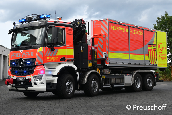 Das WLF Kran der Feuerwehr Paderborn basiert auf einem Mercedes Arocs 3251 L 8x2/4. Hier zu sehen mit dem Abrollbehälter Technische Rettung. Hinter der Kabine ist ein hydraulischer Ladekran Typ Palfinger PK 34002-SH mit einer maximalen Hublast von 10.000 kg montiert. Er kann über eine Funkfernsteuerung bedient werden.