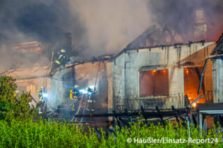 Insgesamt sechs Reihenhäuser sind bei einem Großbrand in Offenburg vollkommen zerstört worden. 25 Menschen wurden obdachlos.