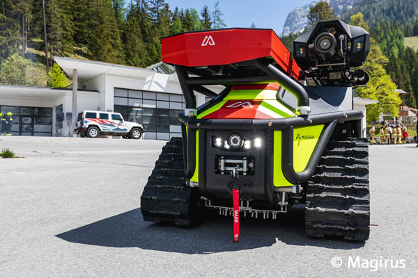 Den ersten taktischen Einsatzroboter Wolf R1 übergab Magirus an die Feuerwehr Ehrwald (Österreich).