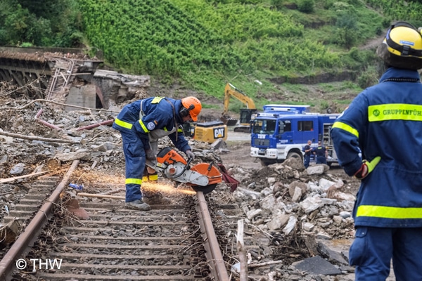 THW-Helfer demontieren bei Mayschoss (Kreis Ahrweiler, RP) eine vom Hochwasser zerstörte Eisenbahntrasse.