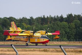 Zwei italienische Löschflugzeuge des Typs Canadair CL-415. Zwei ähnliche Löschflugzeuge stellte die kanadische Regierung für die Brandbekämpfung in Kalifornien bereit. Foto: Archiv/Gulde