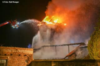 Aus dem Korb eines Hubrettungsfahrzeugs bekämpft die Feuerwehr den Brand der ehemaligen St.-Lambertus-Kirche in Morschenich. Das Dach und das Kirchenschiff sind bereits eingestürzt. Foto: Roeger