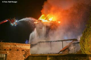 Aus dem Korb eines Hubrettungsfahrzeugs bekämpft die Feuerwehr den Brand der ehemaligen St.-Lambertus-Kirche in Morschenich. Das Dach und das Kirchenschiff sind bereits eingestürzt. Foto: Roeger