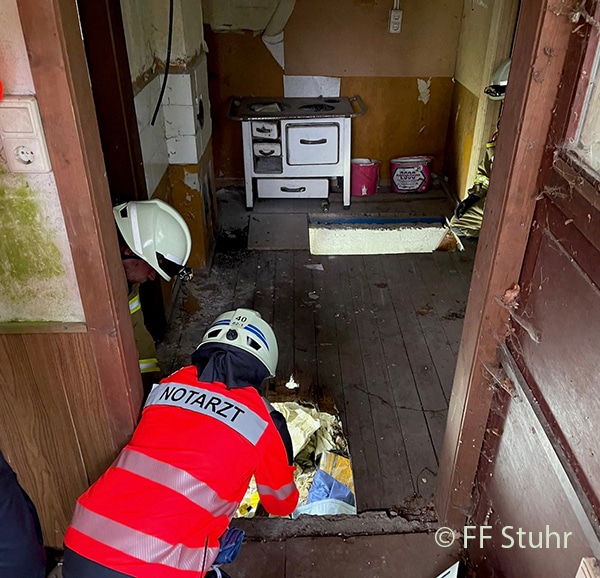 In einem leerstehenden Haus im Wald ist ein 14-Jähriger durch einen Holzboden in den Keller gestürzt. 