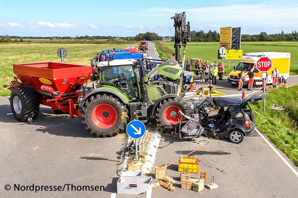 Traktor begräbt Auto unter sich