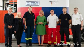 Zusammen mit Einsatzkräften der Polizei, des THW, des Rettungsdienstes sowie der Feuerwehr eröffnete Bundesinnenministerin Nancy Faeser die Kampagne für mehr Respekt gegenüber Rettern.