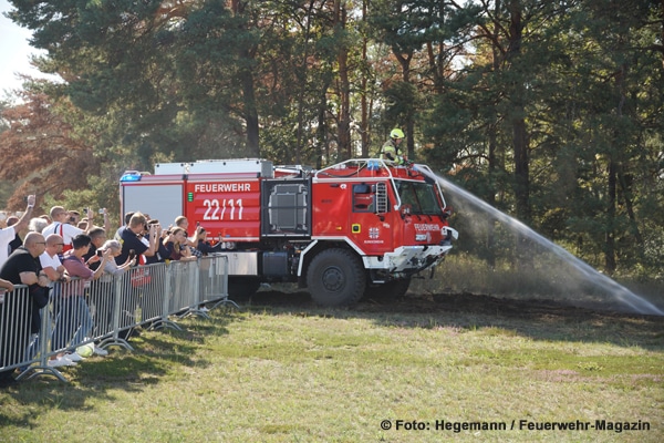 Die FIREmobil bietet zahlreiche Vorführungen. 2023 zeigte die Bundeswehr, wie sie Flächenbrände auf ihren Truppenübungsplätzen bekämpft. Foto: Hegemann/Feuerwehr-Magazin Archiv