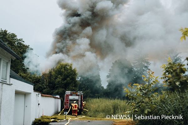 Die Freiwillige Feuerwehr (FF) Abensberg (Kreis Kehlheim) beim Löschen eines schwer zugänglichen alten Wohnhauses.