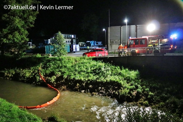 Riesen-Sauerei an der Murr: Unbekannte Person kippt Altöl in einen Gully und verschmutzt den Fluss. Die FF errichtet vier Ölsperren.