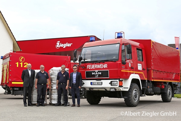 Uwe Lang, Mitglied des Board of Managements der ZIEGLER Gruppe, Kreisbrandinspektor Jürgen Schön, Kreisbrandrat Frank Schmidt und Angus Yan, CEO der ZIEGLER Gruppe (v.l.n.r.) bei der Übergabe der Sandsäcke.