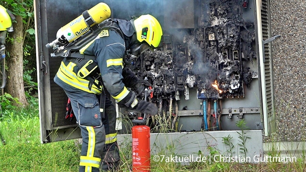 Brand in einem Trafohäuschen verursacht Stromausfall in Netzeband und Einschränkungen im Bahnverkehr.